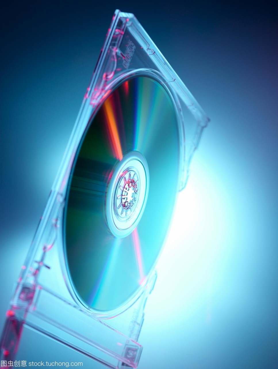 光盘cd在它的情况下。cd数字存储音乐和其他数据,作为微小的凹陷,涂上一层金属薄膜。这些信息被激光从大萧条中反射回来,使原始数据得以重建。阀瓣的外塑料层防止灰尘和划痕损坏。